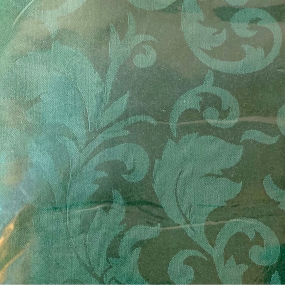 Jacquard Table Cloth - New - Picture 4 of 4